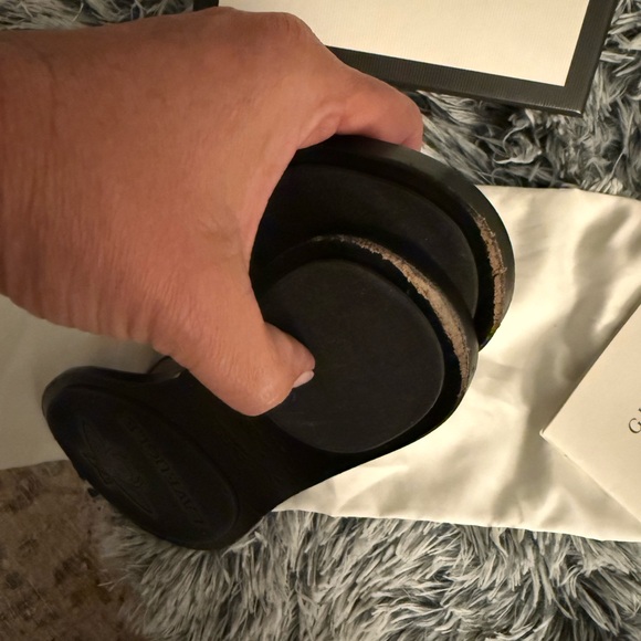 Gucci Black Leather Sandals with Gold Emblem - Picture 9 of 16